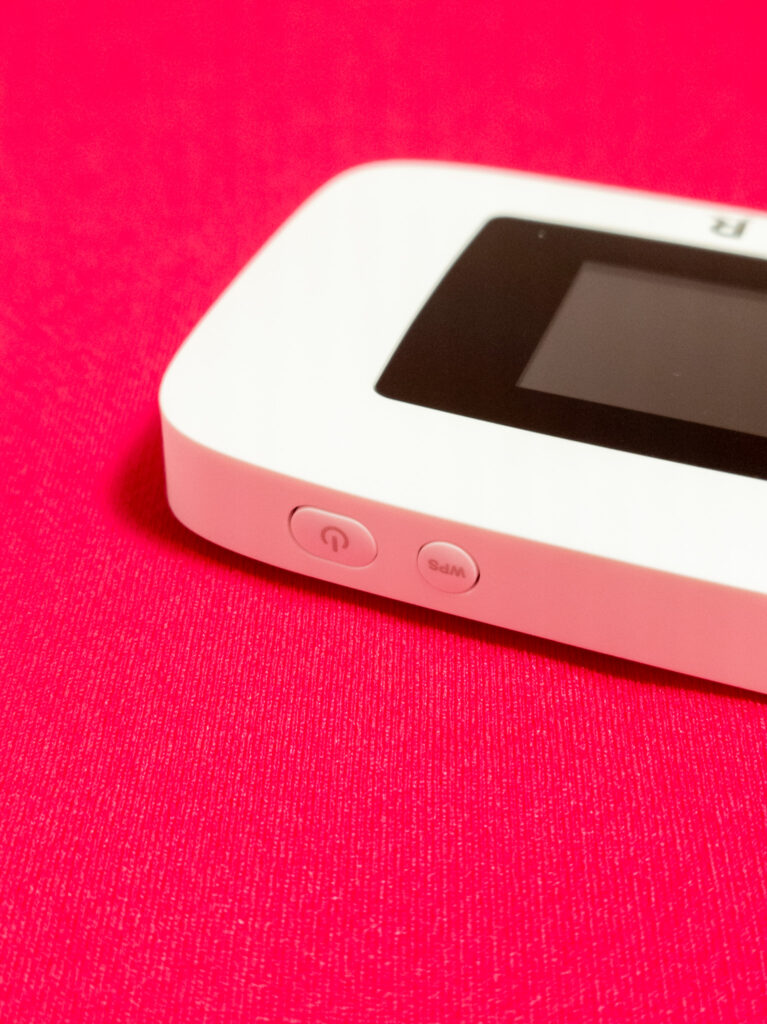 Rakuten WiFi Pocket Platinumのディスプレイ画面。接続状態やデータ使用量が表示されている赤い背景の画像。