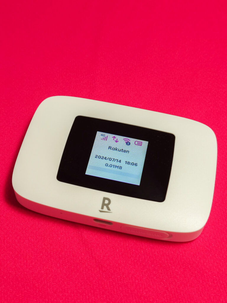 Rakuten WiFi Pocket PlatinumのWiFiネットワークに接続しようとしているスマートフォンの画面。赤い背景の上で接続確認メッセージが表示されている。