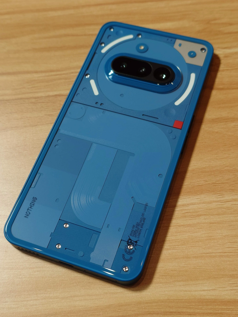 Nothing Phone (3a)ブルーの背面全景、透明パネルとGlyphライトデザインを強調した姿