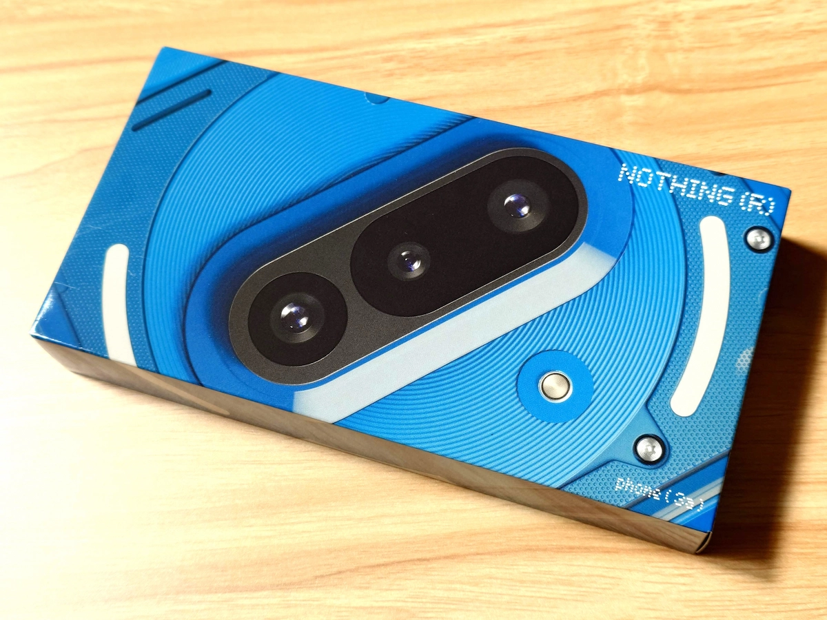 Nothing Phone (3a)ブルー版の化粧箱、Glyphモチーフの鮮やかなパッケージデザイン