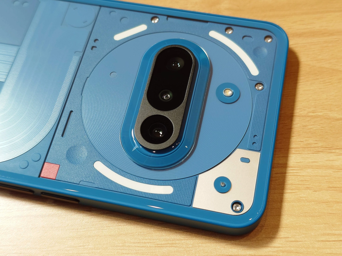 Nothing Phone (3a)ブルーのカメラユニット拡大、デュアルレンズとGlyphライトを詳細に示す