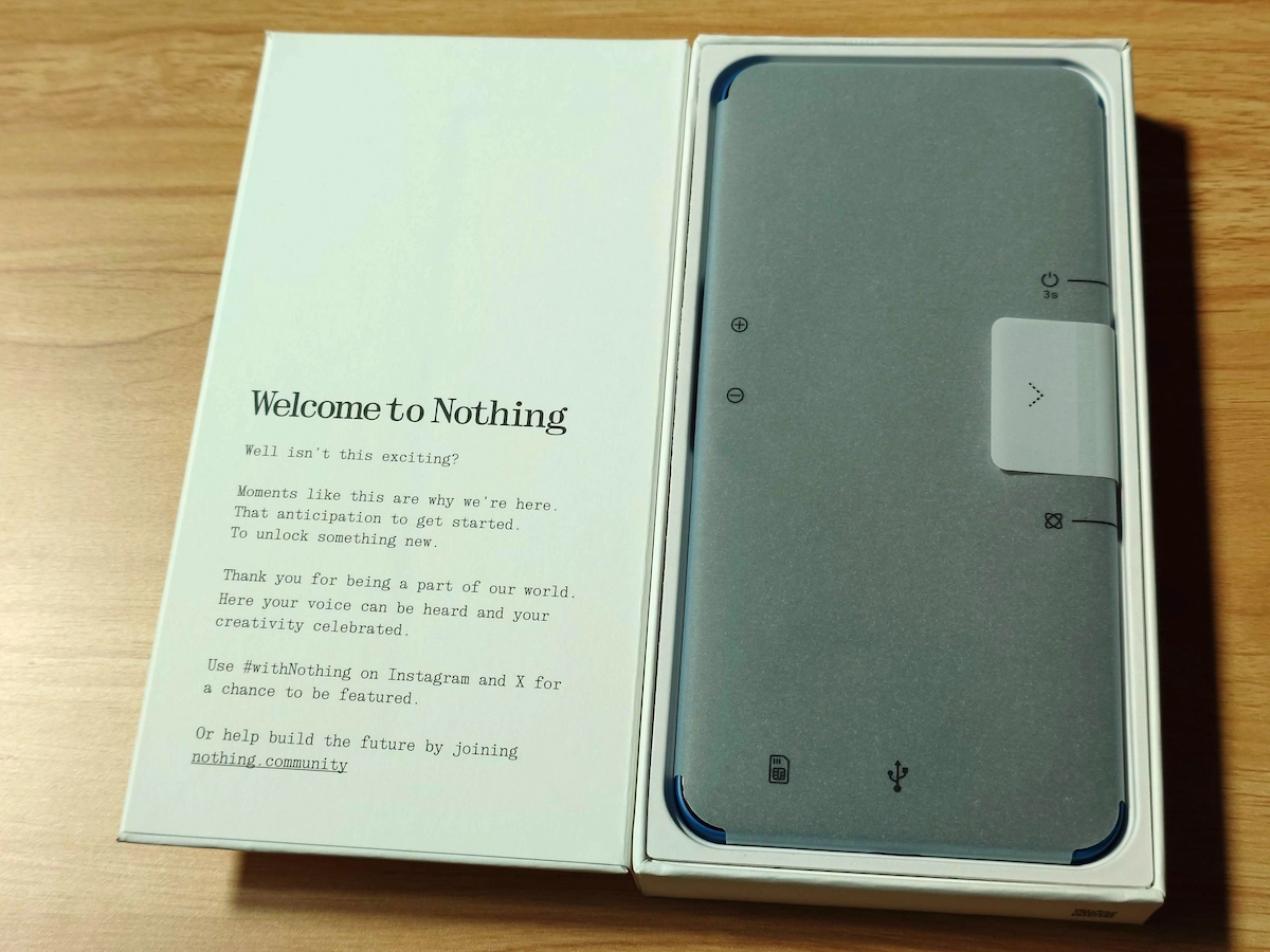 Nothing Phone (3a)ブルーの開封直後、Welcomeメッセージと本体を箱に収めた状態