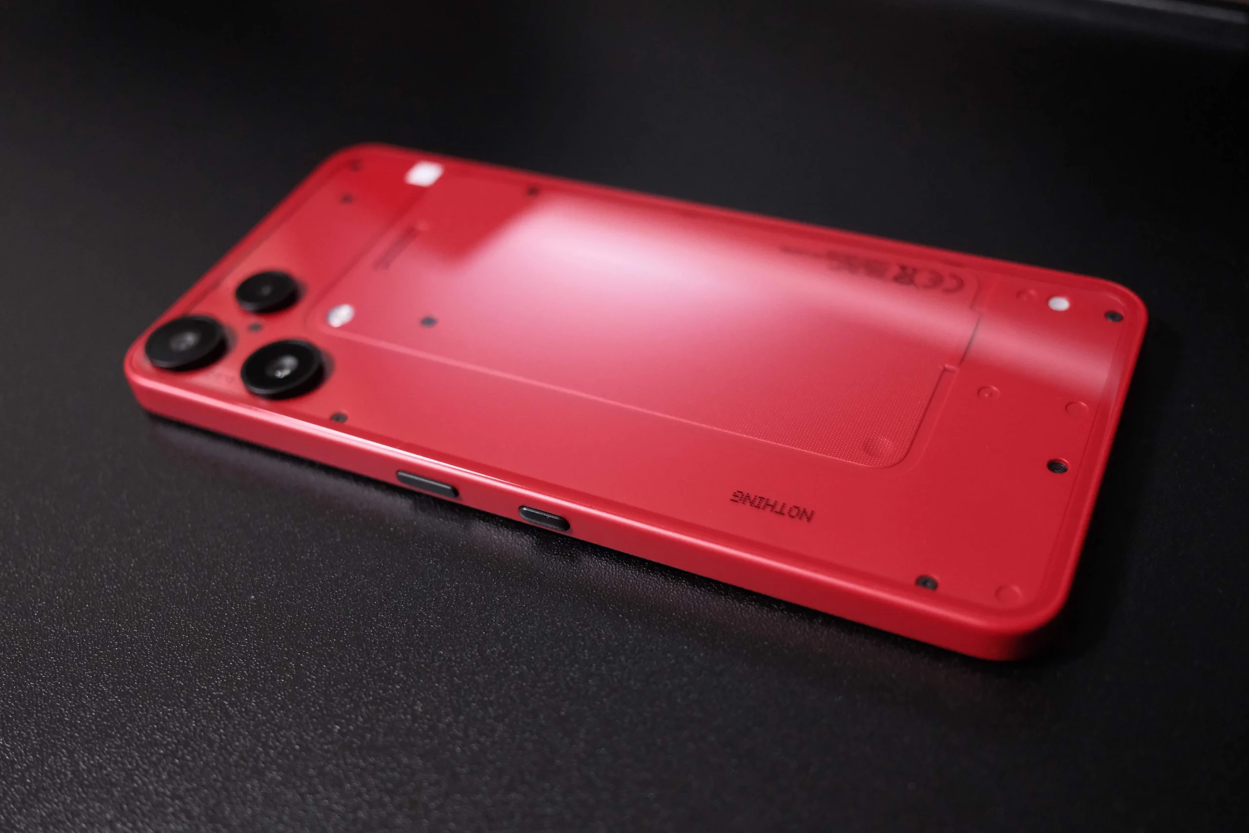 Nothing Phone (3a) Lite レッドの背面デザイン全体。Glyphライト消灯時の外観