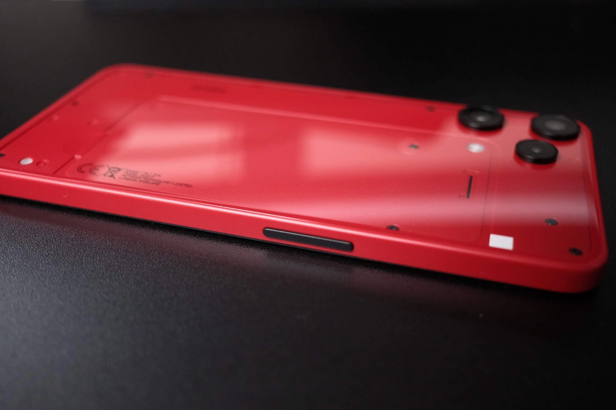 Nothing Phone (3a) Liteの背面デザインと側面ボタン、赤色モデルの質感