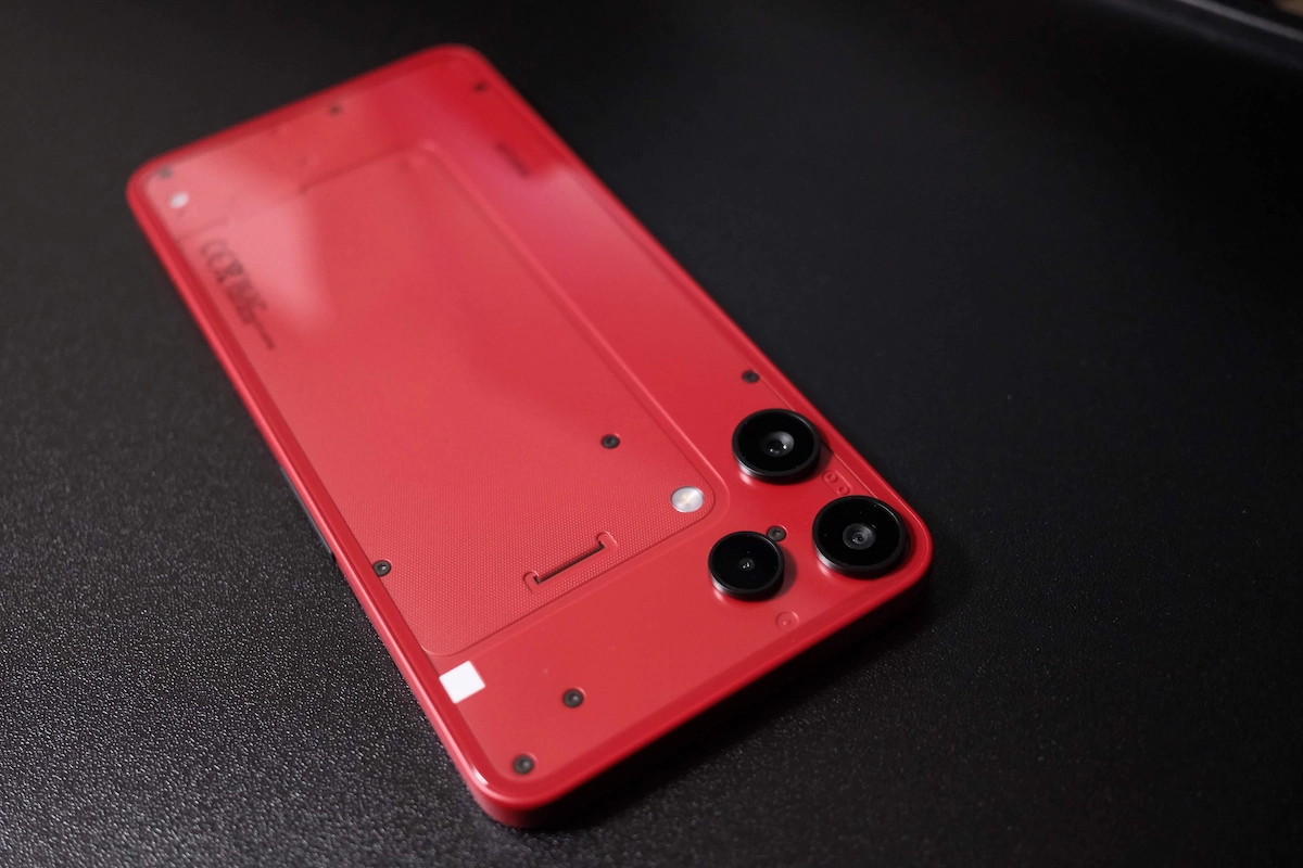 Nothing Phone(3a) Lite背面、限定レッドの透明ガラス越しに内部意匠が見える写真