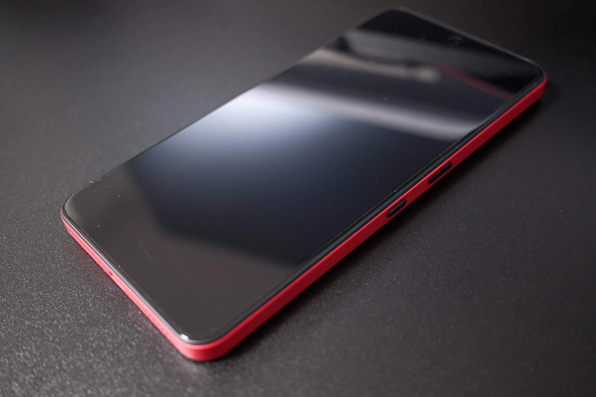 Nothing Phone(3a) Lite正面、均一ベゼルで画面が広く見える写真