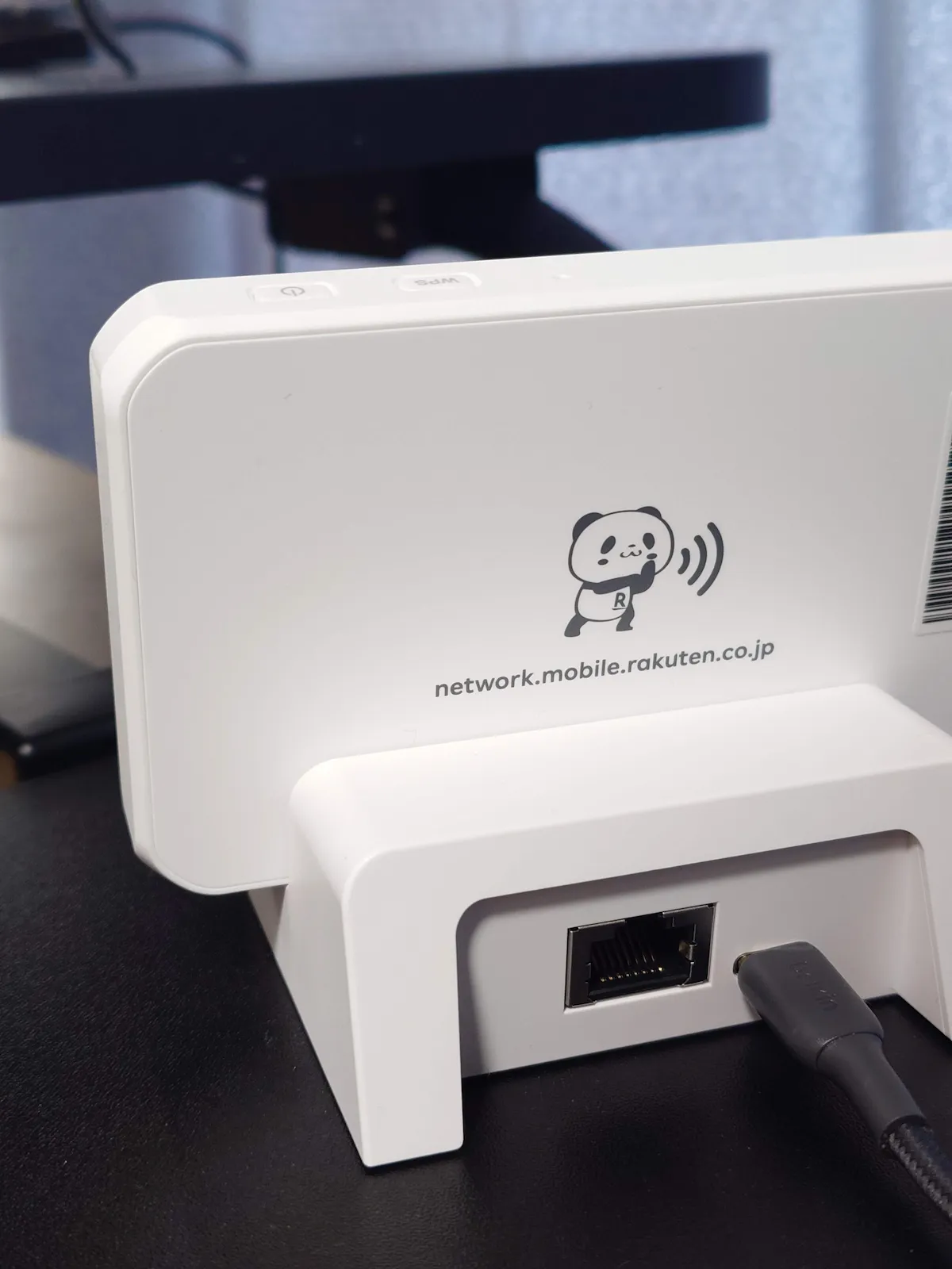 Rakuten WiFi Pocket 5Gの背面とスタンドの有線接続ポートを確認できる写真