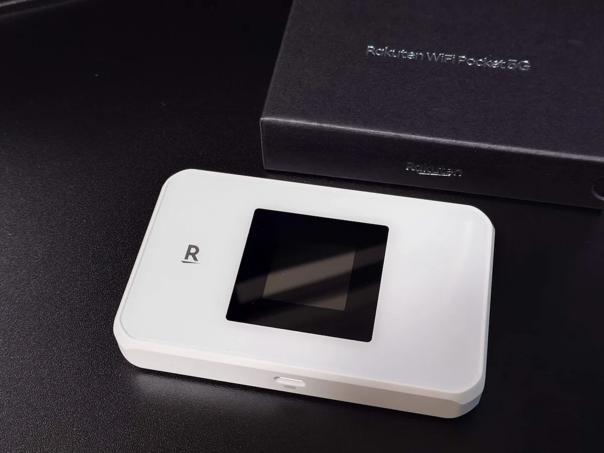 Rakuten WiFi Pocket 5G本体と外箱を並べてデザインと質感を確認した写真