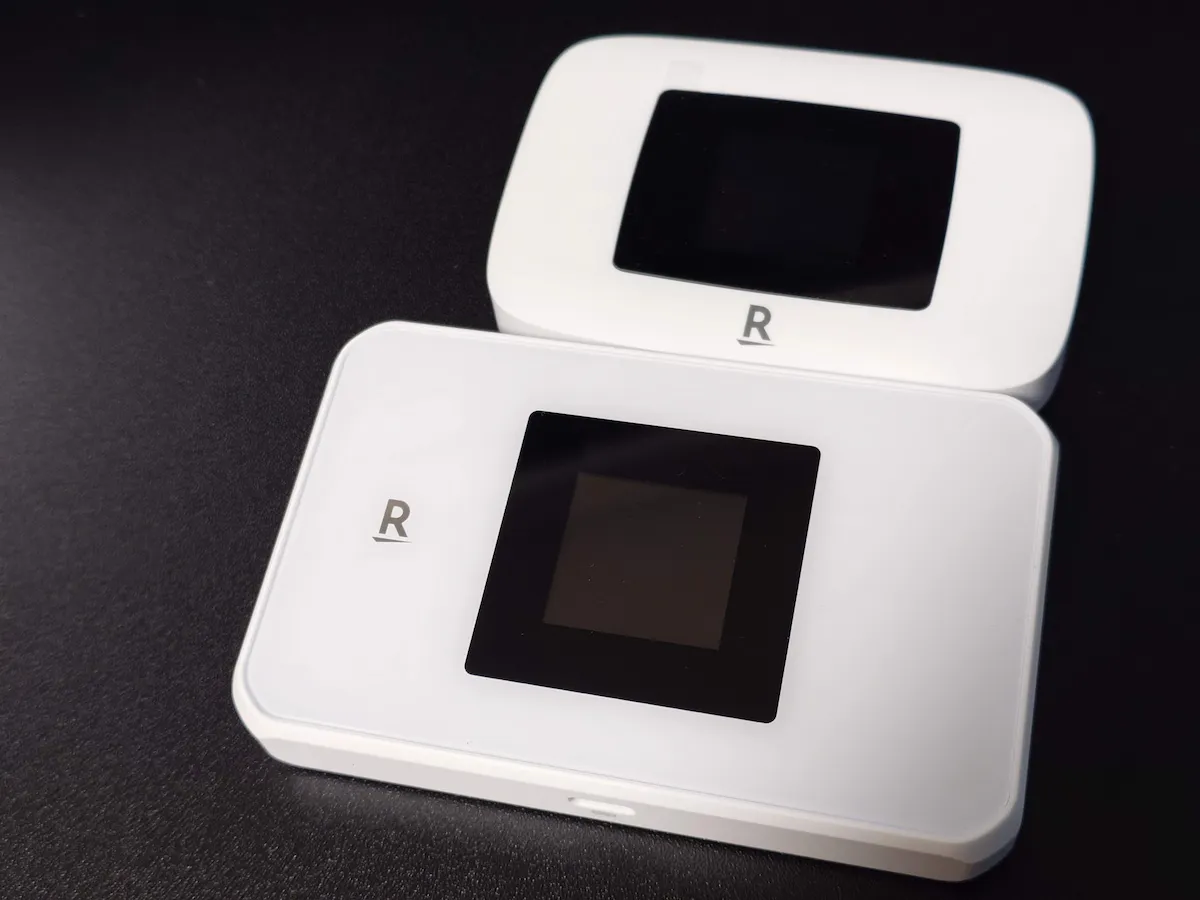 Rakuten WiFi Pocket 5GとPlatinumを並べて本体サイズの違いを比較した写真